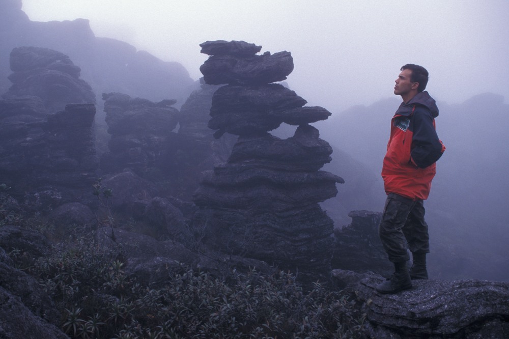 Pico da Neblina”, a nova série brasileira lança a questão: e se a erva  fosse legal? – NiT